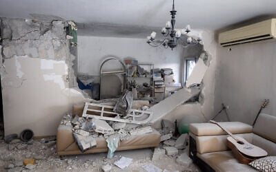 The scene where a missile fired from Iran at Israel caused damage to a house in Rishon Lezion, March 16, 2026. (Chaim Goldberg/Flash90)