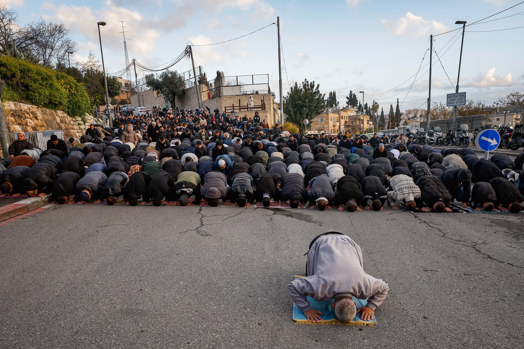Cops forcefully clear Eid prayers outside Jerusalem's Old City amid Iran war closure | The Times of Israel