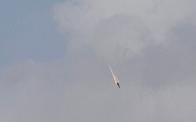 ईरानी मिसाइल को इजराइली सेना ने हवा में मार गिराया, जिसके बाद मिसाइल का एक हिस्सा नीचे गिरता हुआ।