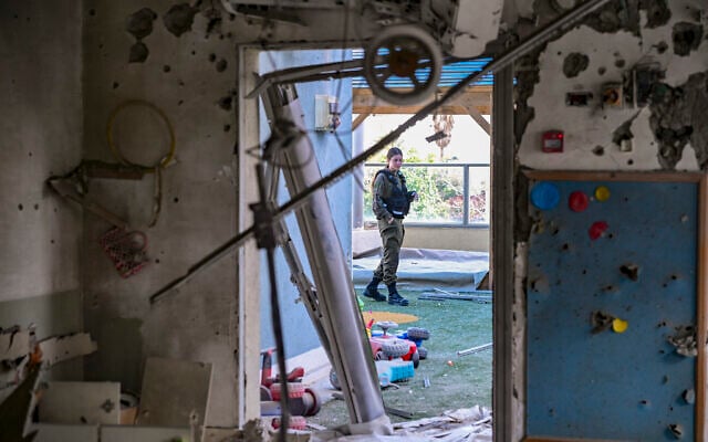 Israeli security and rescue forces at the scene where a daycare in Rishon Lezion, central Israel, was damaged by shrapnel from a ballistic missile fired from Iran toward Israel, March 21, 2026. (Avshalom Sassoni/Flash90)
