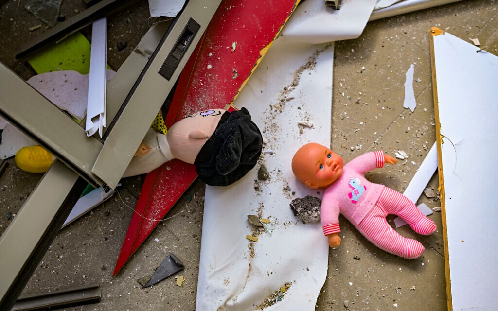 Israeli security and rescue forces at the scene where a daycare in Rishon Lezion, central Israel, was damaged by shrapnel from a ballistic missile fired from Iran at Israel, March 21, 2026. (Avshalom Sassoni/Flash90)