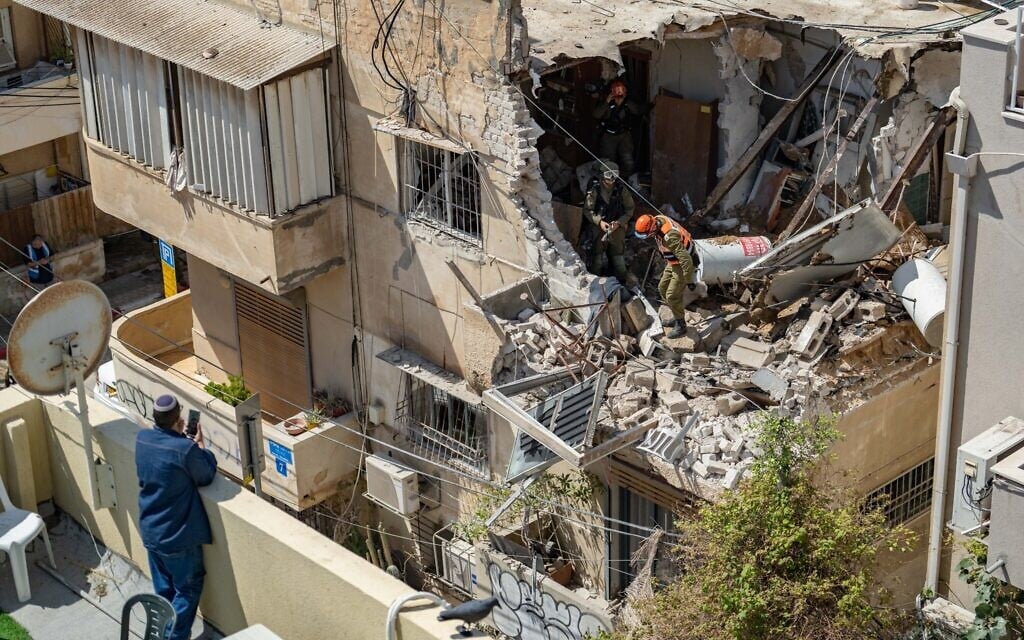 Israeli security and rescue forces at the scene where a missile fired from Iran at Israel caused damage in Tel Aviv, March 22, 2026. (Flash90) Israeli security and rescue forces at the scene where a missile fired from Iran at Israel caused damage in Tel Aviv, March 22, 2026. (Flash90)