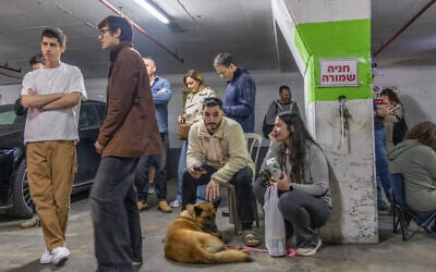 Illustrative: People take shelter amid an Iranian missile attack, in Tel Aviv, March 22, 2026. (Yossi Aloni/Flash90)