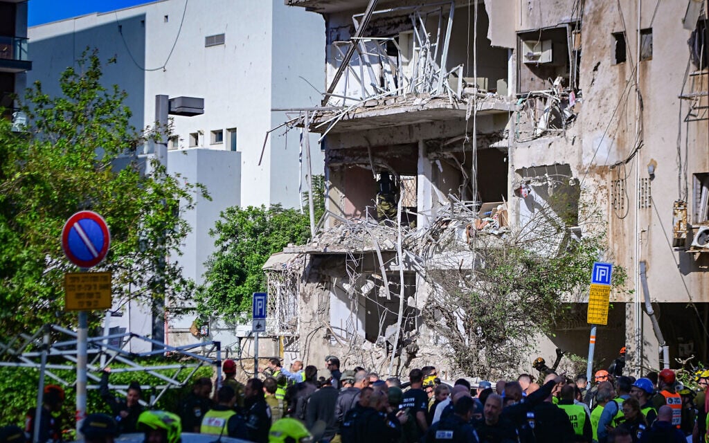 Security and rescue forces respond at the site of an Iranian missile strike in Tel Aviv, Tuesday, March 24, 2026. (Flash90) Security and rescue forces respond at the site of an Iranian missile strike in Tel Aviv, Tuesday, March 24, 2026. (Flash90)