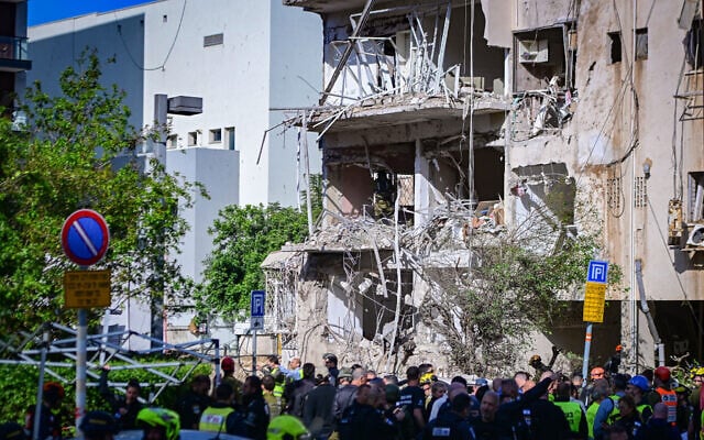 Security and rescue forces respond at the site of an Iranian missile strike in Tel Aviv, Tuesday, March 24, 2026. (Flash90) Security and rescue forces respond at the site of an Iranian missile strike in Tel Aviv, Tuesday, March 24, 2026. (Flash90)