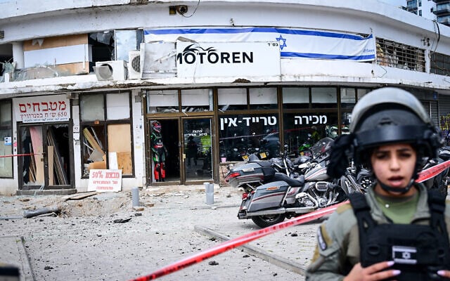 Home Front Command staff at the scene of an Iranian missile impact in Tel Aviv, March 26, 2026. (Avshalom Sassoni/FLASH90)