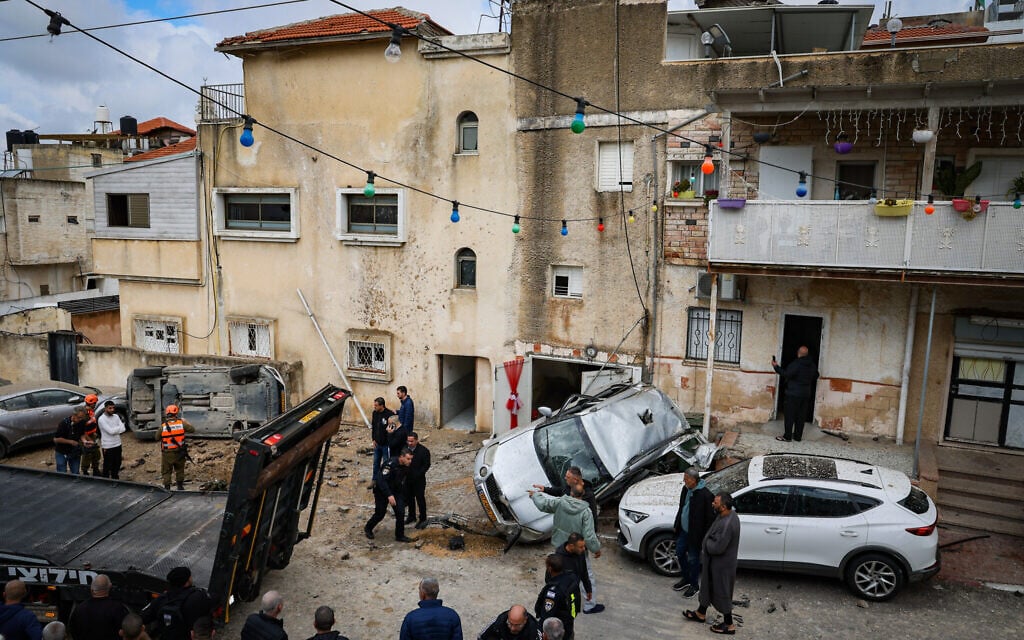 Security and rescue forces inspect the damage at an Iranian missile impact site  in Kafr Qasim, March 26, 2026. (Jonathan Shaul/Flash90)