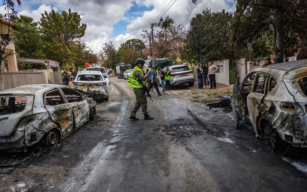 Security and rescue forces inspect the damage at an Iranian missile impact site in Ganei Tikva, March 26, 2026. (Yonatan Sindel/Flash90)