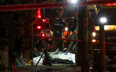 Israeli security and rescue forces at the scene where a missile fired from Iran killed one person in Tel Aviv, March 28, 2026. (Flash90)