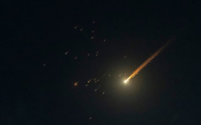 A ballistic missile launched from Iran, as seen over Jerusalem, March 27, 2026. (Yonatan Sindel/Flash90)