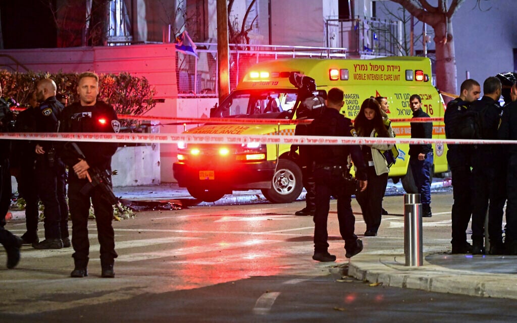 Israeli security and rescue forces at the scene where a missile fired from Iran killed one person in Tel Aviv, March 28, 2026. (Flash90)