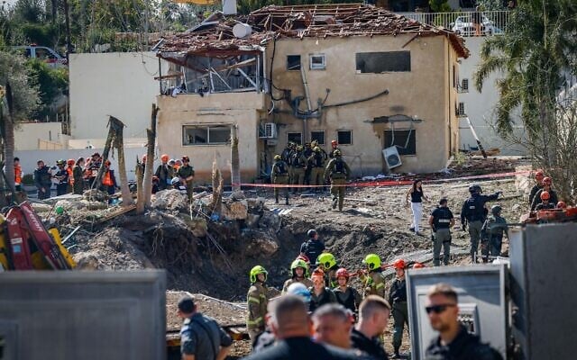 Rescue services at the scene of an Iranian ballistic missile impact in Eshtaol, March 28, 2026. (Oren Ben Hakoon/Flash90)