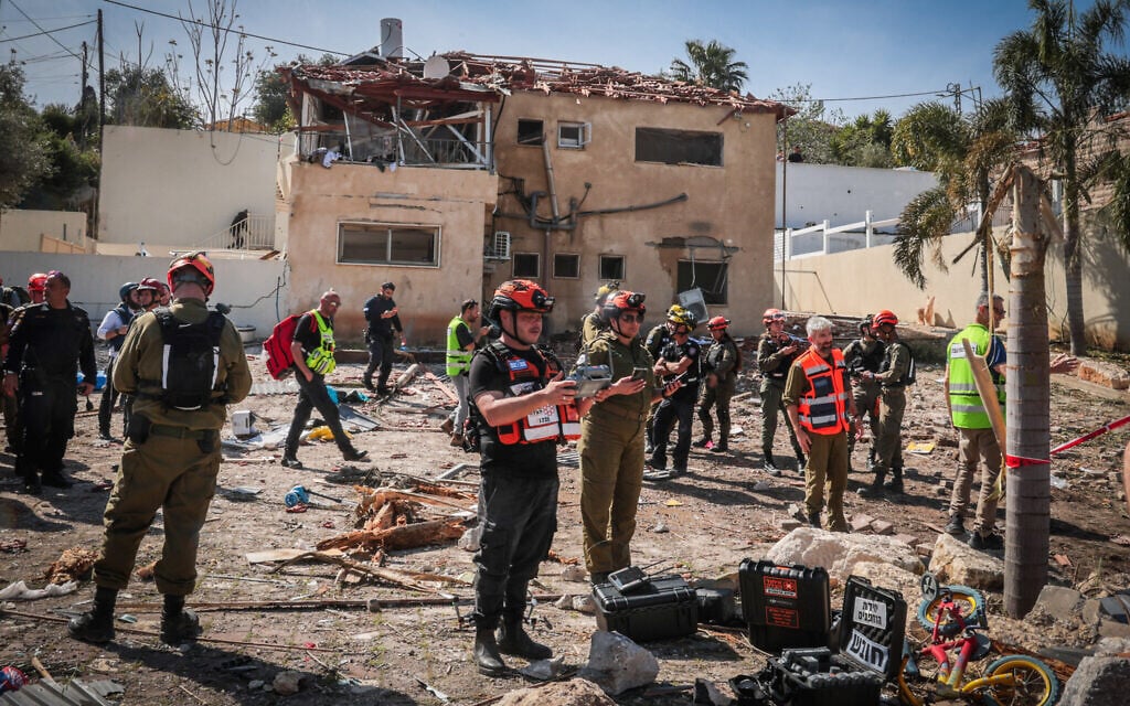 Rescue services at the scene of an Iranian ballistic missile impact in Eshtaol, March 28, 2026. (Yossi Aloni/Flash90)