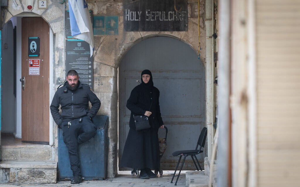 A police officer stands guard outside the Church of the Holy Sepulchre in the Old City of Jerusalem, as the church remains closed due to the war, March 30, 2026. (Chaim Goldberg/Flash90)