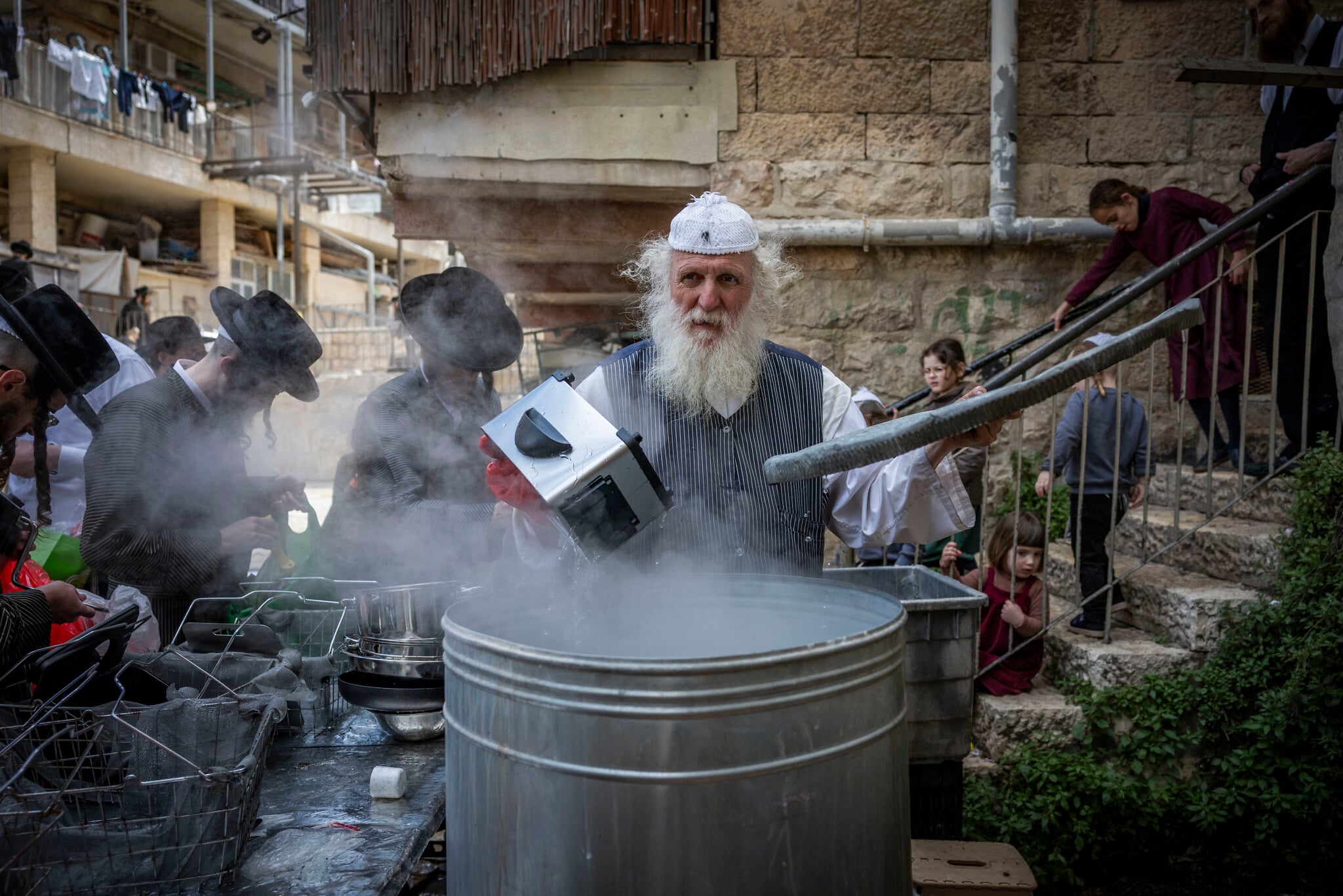 For Jerusalem’s Haredim, it’s business as usual during wartime Passover shopping rush