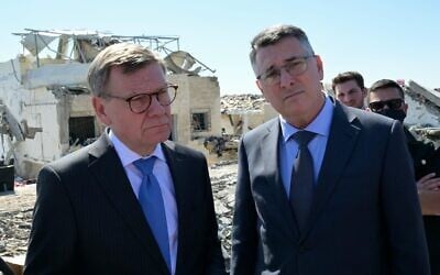 Foreign Minister Gideon Sa'ar, right, and German Foreign Minister Johann Wadephul visit the site of a deadly Iranian missile impact days earlier in Beit Shemesh, March 10, 2026. (Shlomi Amsalem/GPO)