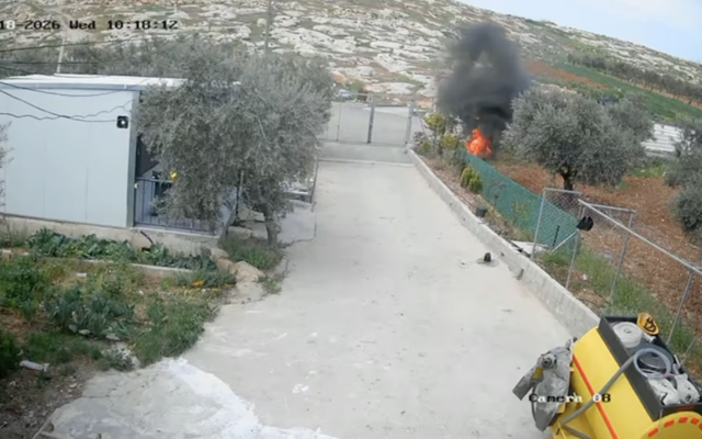 Captura de pantalla de las imágenes de una cámara de seguridad que muestra los resultados de un ataque incendiario perpetrado por extremistas colonos enmascarados contra una propiedad en la aldea palestina de Mukhmas, en Cisjordania, el 18 de marzo de 2026. (Cortesía)