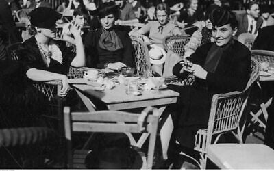 Guests at Art and Fashion Café, Warsaw, 1930s. (Public domain via Polish National Digital Archives)