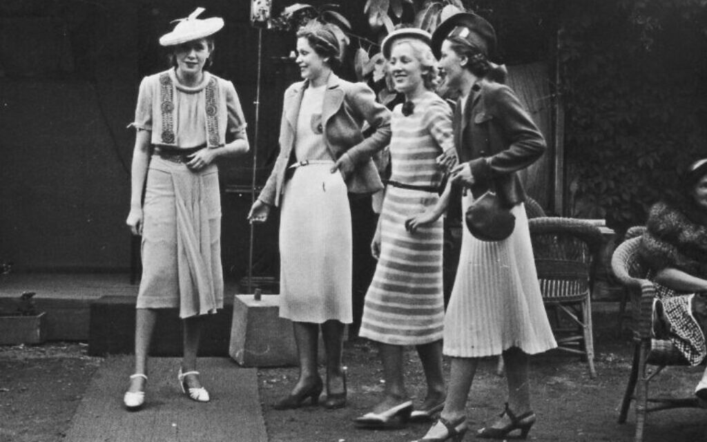 Guests at Art and Fashion Café, Warsaw, 1930s (Public domain via Polish National Digital Archives)