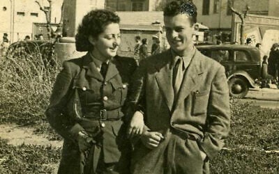 Hannah Senesh with her older brother Gyuri in Tel Aviv. After being stranded in France during the war, Gyuri finally made it to Palestine the day his sister was shipping out to Egypt for training for her mission. This photo documents this meeting. (Public domain via Wikimedia Commons)