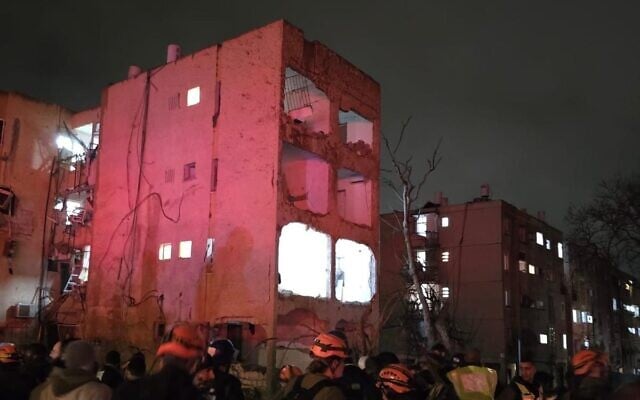 Emergency responders at a building in the southern city of Arad that was damaged by an Iranian ballistic missile, March 21, 2026. (Magen David Adom)
