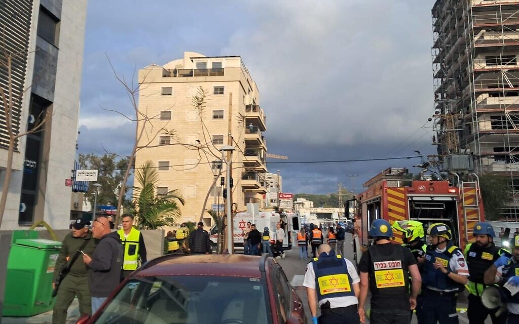 First responders at the scene of a Hezbollah rocket attack on Nahariya, March 26, 2026. (MDA)