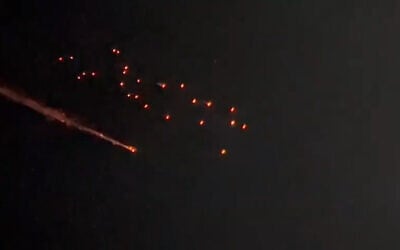 Submunitions from an Iranian ballistic missile carrying a cluster bomb warhead streaks through the sky over central Israel, March 1, 2026. (Screenshot X: used in accordance with Clause 27a of the Copyright Law)