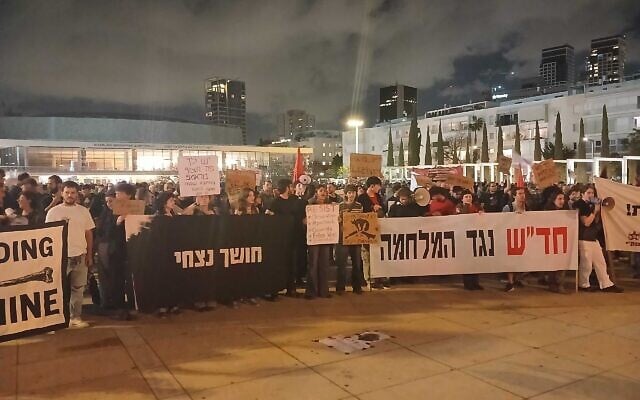 Communist youth activists protest against the wars in Iran, Lebanon and Gaza at Habima Square in Tel Aviv, April 11, 2026. (Noam Lehmann/The Times of Israel)