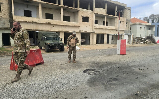 Lebanese army soldiers inspect the site of an airstrike near their checkpoint in Aamriyeh, south of the coastal city of Tyre, on March 30, 2026. (KAWNAT HAJU / AFP)