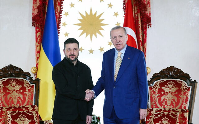 This handout photograph taken and released by the Turkish presidential press service on April 4, 2026, shows Turkey's President Recep Tayyip Erdogan (R) welcoming and shaking hands Ukraine's President Volodymyr Zelensky (L) upon arrival for a bilateral meeting on security at Dolmabahce Presidential Office, in Istanbul. (TURKISH PRESIDENTIAL PRESS SERVICE / AFP) This handout photograph taken and released by the Turkish presidential press service on April 4, 2026, shows Turkey's President Recep Tayyip Erdogan (R) welcoming and shaking hands Ukraine's President Volodymyr Zelensky (L) upon arrival for a bilateral meeting on security at Dolmabahce Presidential Office, in Istanbul. (TURKISH PRESIDENTIAL PRESS SERVICE / AFP)