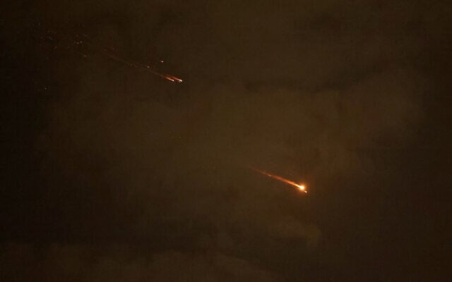 A trail left by Iranian ballistic missiles are seen in the sky above the coastal city of Netanya on April 6, 2026. (JACK GUEZ / AFP) / A trail left by Iranian ballistic missiles are seen in the sky above the coastal city of Netanya on April 6, 2026. (JACK GUEZ / AFP) /