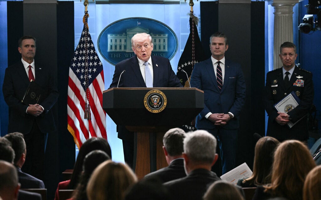 US President Donald Trump, alongside CIA Director John Ratcliffe (L), US Secretary of Defense Pete Hegseth (2R) and Chairman of the Joint Chiefs of Staff General Dan Caine (R), speaks about the conflict in Iran in the James S. Brady Press Briefing Room of the White House on April 6, 2026, in Washington, DC. (Brendan SMIALOWSKI / AFP)