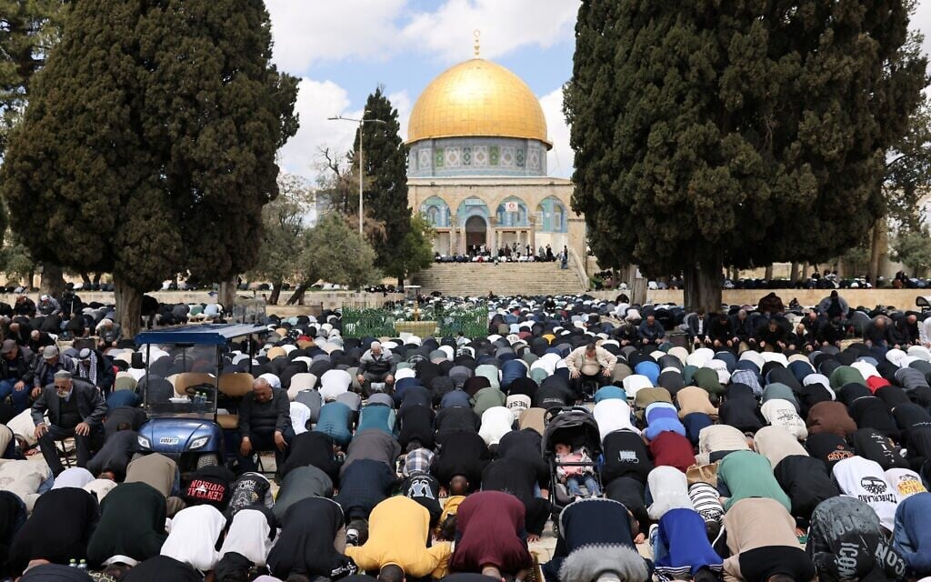 Over 100,000 Muslim worshipers at Al-Aqsa in first Friday prayers after Jerusalem holy sites reopen