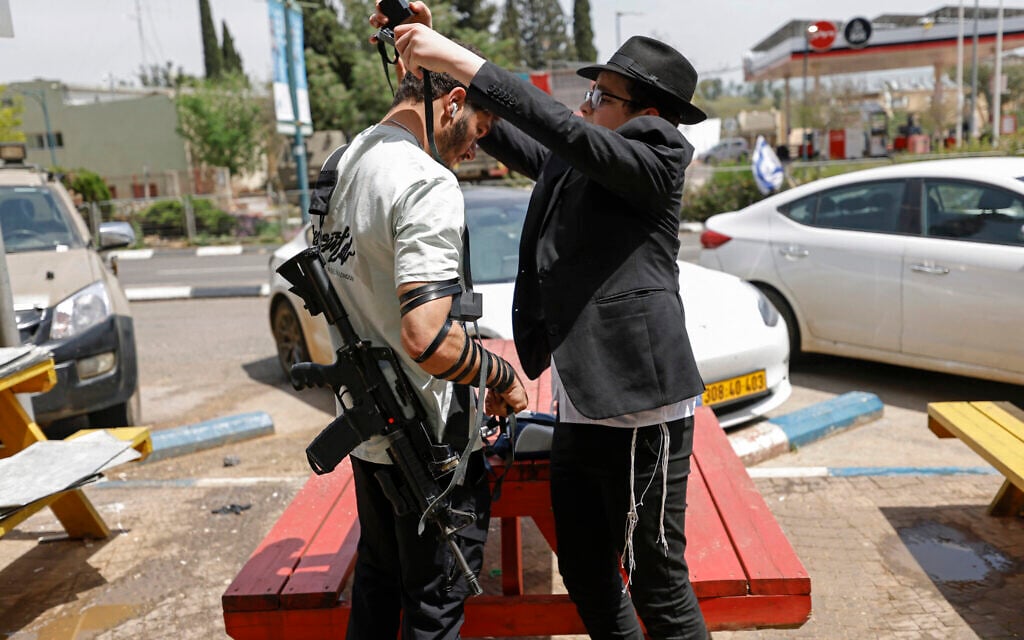 Israelis pray along the central street in the northern city of Kiryat Shmona, near the border with Lebanon, on April 17, 2026. (Jalaa MAREY / AFP) Israelis pray along the central street in the northern city of Kiryat Shmona, near the border with Lebanon, on April 17, 2026. (Jalaa MAREY / AFP)