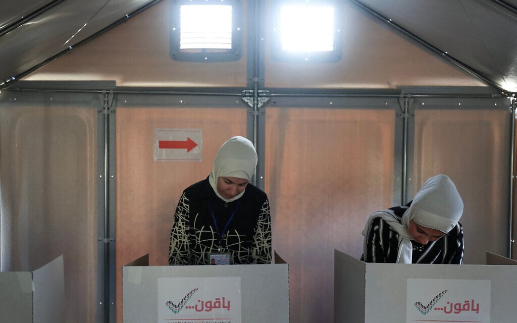 A Palestinian candidate (L) and a voter cast their ballots in a makeshift polling station during municipal elections in Deir el-Balah, Gaza Strip, on April 25, 2026 (Eyad Baba / AFP) A Palestinian candidate (L) and a voter cast their ballots in a makeshift polling station during municipal elections in Deir el-Balah, Gaza Strip, on April 25, 2026 (Eyad Baba / AFP)