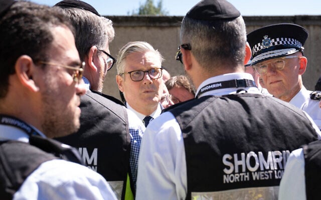 Britain's Prime Minister Keir Starmer (C) and Metropolitan Police Commissioner Mark Rowley (R) meet first responders from Shomrim North West London during. Two Jewish men were wounded in stabbings in north London on April 29, investigated by police in the British capital as a "terrorist incident", after a series of antisemitic attacks in recent weeks. (Photo by Stefan Rousseau / POOL / AFP) Britain's Prime Minister Keir Starmer (C) and Metropolitan Police Commissioner Mark Rowley (R) meet first responders from Shomrim North West London during. Two Jewish men were wounded in stabbings in north London on April 29, investigated by police in the British capital as a "terrorist incident", after a series of antisemitic attacks in recent weeks. (Photo by Stefan Rousseau / POOL / AFP)