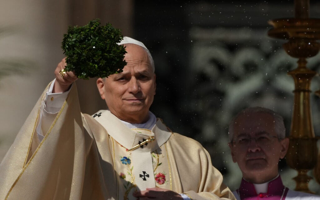 Pope urges peace in his first Easter mass: ‘Let those who have weapons lay them down’