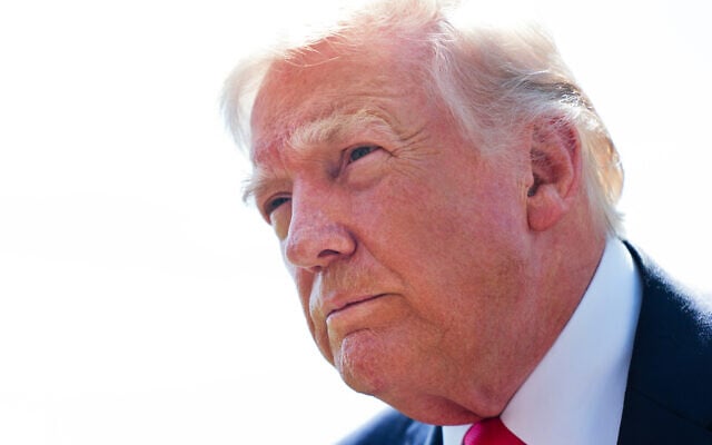 الرئيس الأميركي دونالد ترامب في حديث الى مراسلين (نيسان 2026، أب)