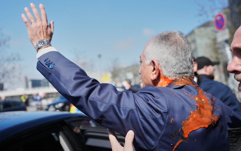 Iran’s exiled crown prince splashed with red liquid after railing against ceasefire