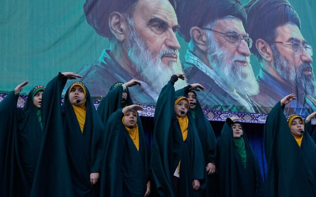 دختران ایرانی در مراسم جشن تولد امام رضا در تهران.