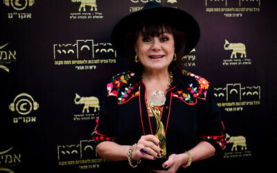 Israeli actress Hana Laszlo at the Israel Artists Association lifetime achievement awards ceremony, held at the culture center in Petah Tikva on November 22, 2022. (Avshalom Sassoni/Flash90)