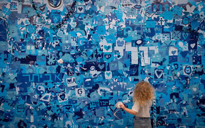 A young visitors at the Tel Aviv Art Museum. July 31, 2025. (Miriam Alster/FLASH90)