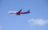 A Wizz Air plane flying over central Israel, December 7, 2025. (Avshalom Sassoni/FLASH90)
