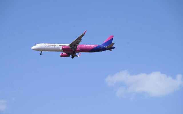 A Wizz Air plane flying over central Israel, December 7, 2025. (Avshalom Sassoni/FLASH90) A Wizz Air plane flying over central Israel, December 7, 2025. (Avshalom Sassoni/FLASH90)