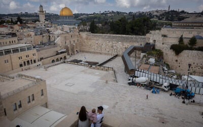 A view of the Western Wall plaza, with a single Israeli flag flying (center), empty and closed due to the ongoing war with Iran and Hezbollah and continued missile fire on Israel, Jerusalem, March 30, 2026. (Chaim Goldberg/Flash90)