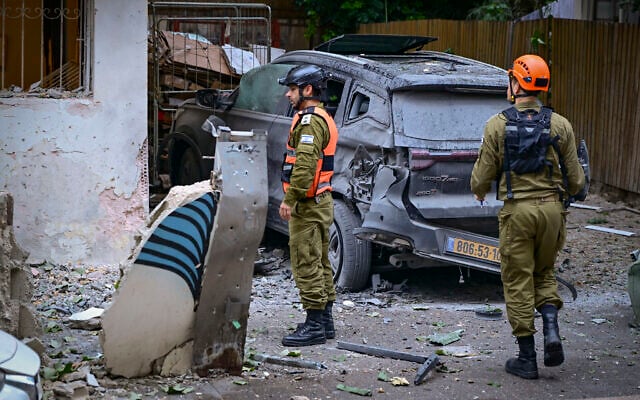 Israeli forces at the scene of an impact from a missile fired from Iran in Tel Aviv, April 1, 2026 (Avshalom Sassoni/Flash90)