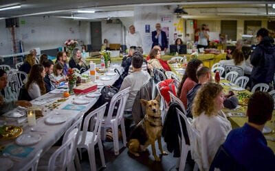 Israelis celebrate the Passover Seder in an underground central Israel parking lot used as a public shelter during the ongoing war with Iran and Hezbollah, April 1, 2026. (Flash90)