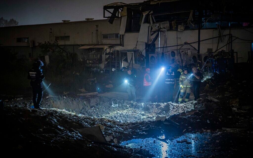 इजराइल के पेटाह टिकवा में गुरूवार को हुए ईरानी बैलिस्टिक मिसाइल हमले के घटनास्थल पर मौजूद सुरक्षा और बचाव बल।