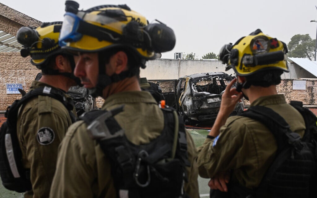 Israeli security and rescue forces at the scene of a cluster munition impact in Kiryat Ata following an Iranian missile attack on northern Israel, on April 3, 2026. (Flash90) Israeli security and rescue forces at the scene of a cluster munition impact in Kiryat Ata following an Iranian missile attack on northern Israel, on April 3, 2026. (Flash90)