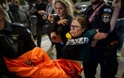 Police clash with Israelis during a protest against the current Israeli government and the ongoing war with Iran, at Habima Square in Tel Aviv, April 4, 2026. (Flash90)